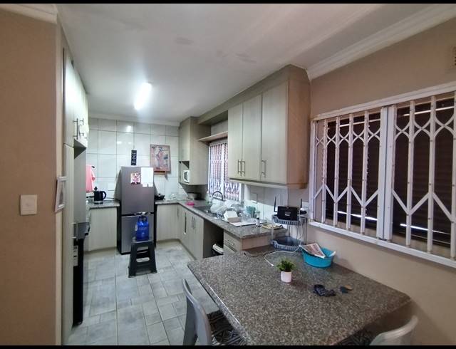 2 BEDROOM APARTMENT FOR SALE IN ISIPINGO BEACH